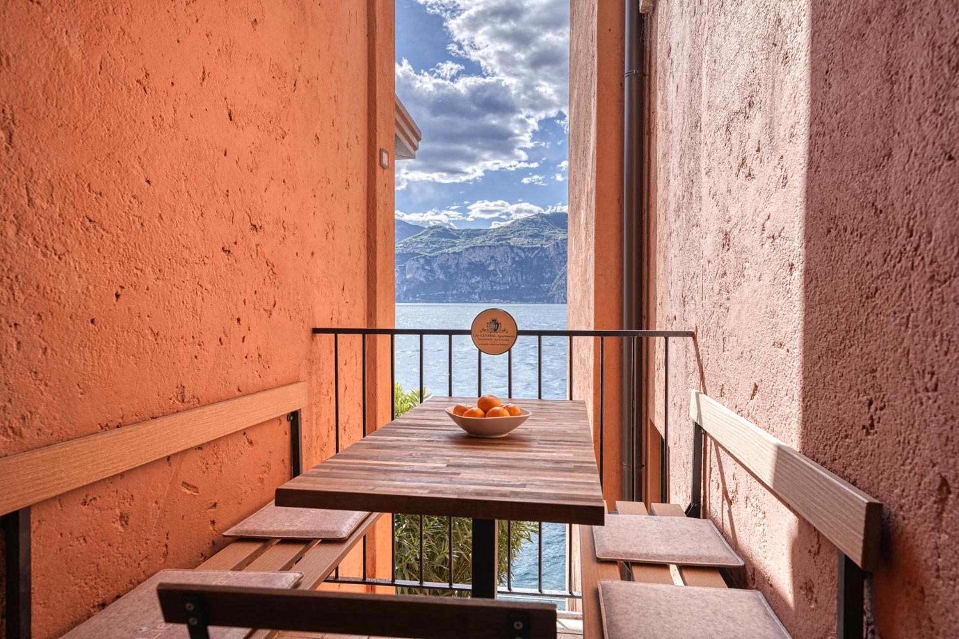City Central Apartment Romantic Lakefront Balcony - Malcesine - Porto Vecchio 11 Exterior foto
